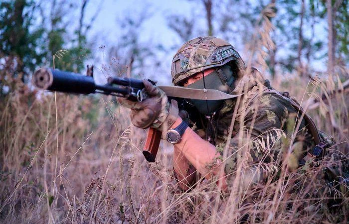 От наших ударов врагу не скрыться.
Экипажи боевых машин пехоты уничтожили склад боеприпасов и живую 