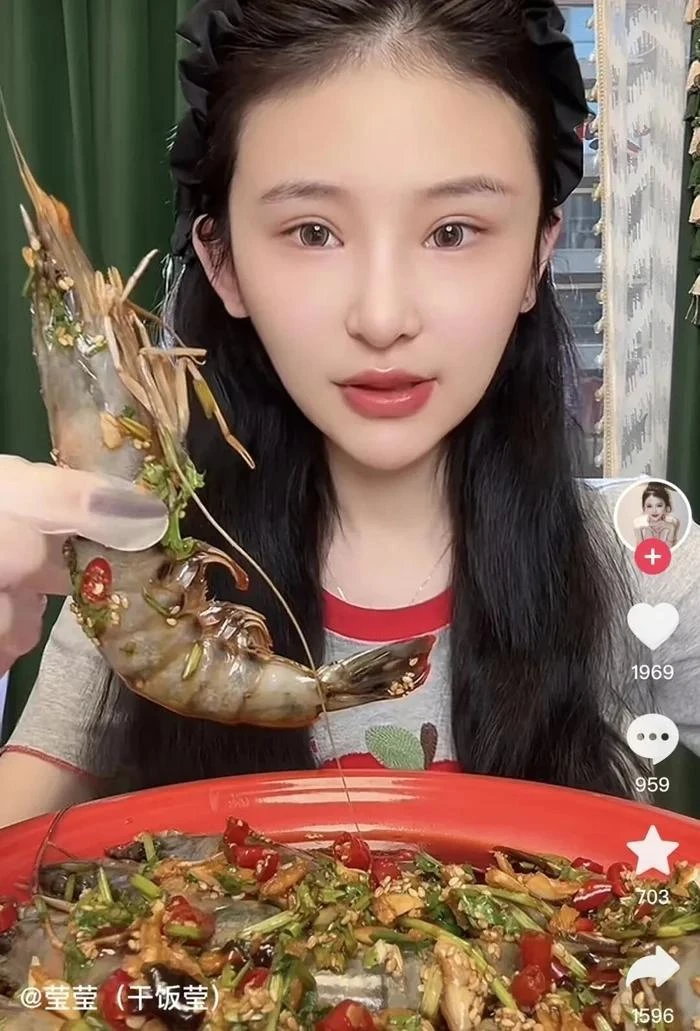Китайская блогерша Yingying, выпускавшая мукбанг-ролики, умерла в 24 года от острого де...