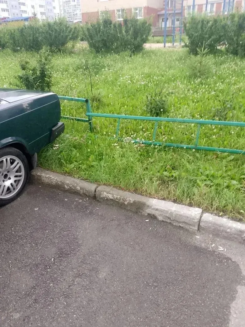 Сотрудниками УК "Горизонты" производится ремонт забора по адресу: ул.  Петра Сумина, 8