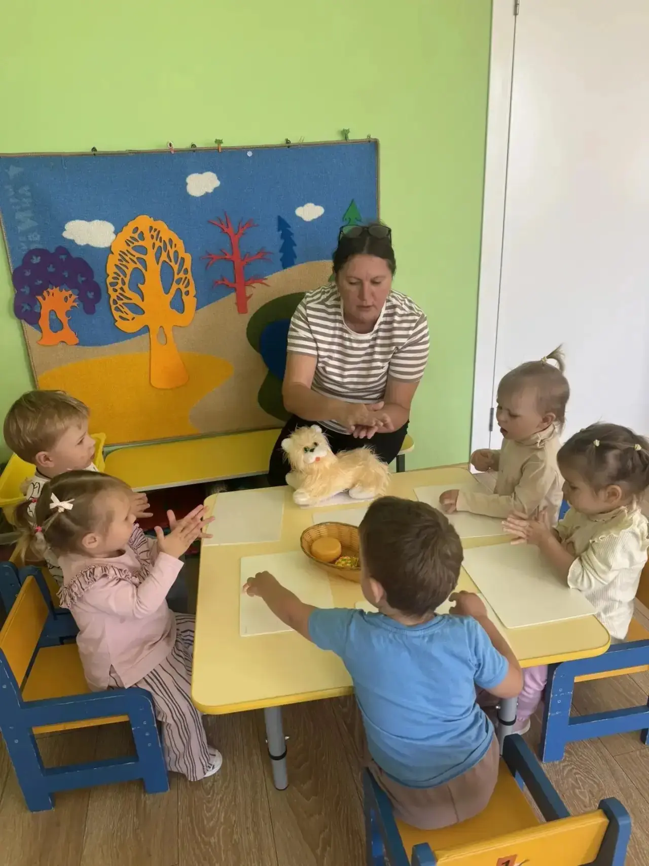 В нашем детском саду день начинается с улыбок и тепла — здесь каждый ребёнок чувствует ...