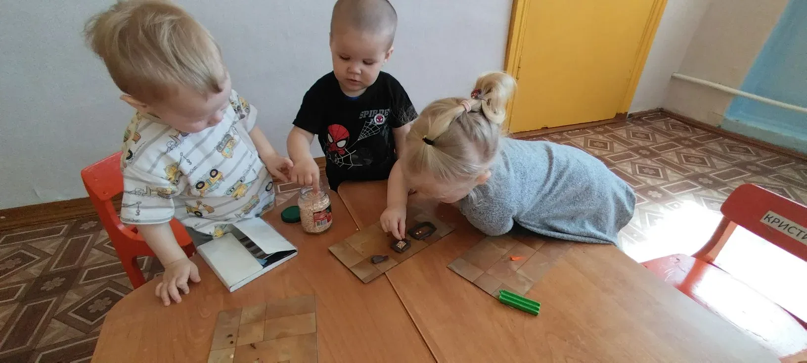 ХЭР. Лепка. "Грядки" 🌿👧👦
Цель: учить детей сплющивать скатанные из пластилина столбики между ладо