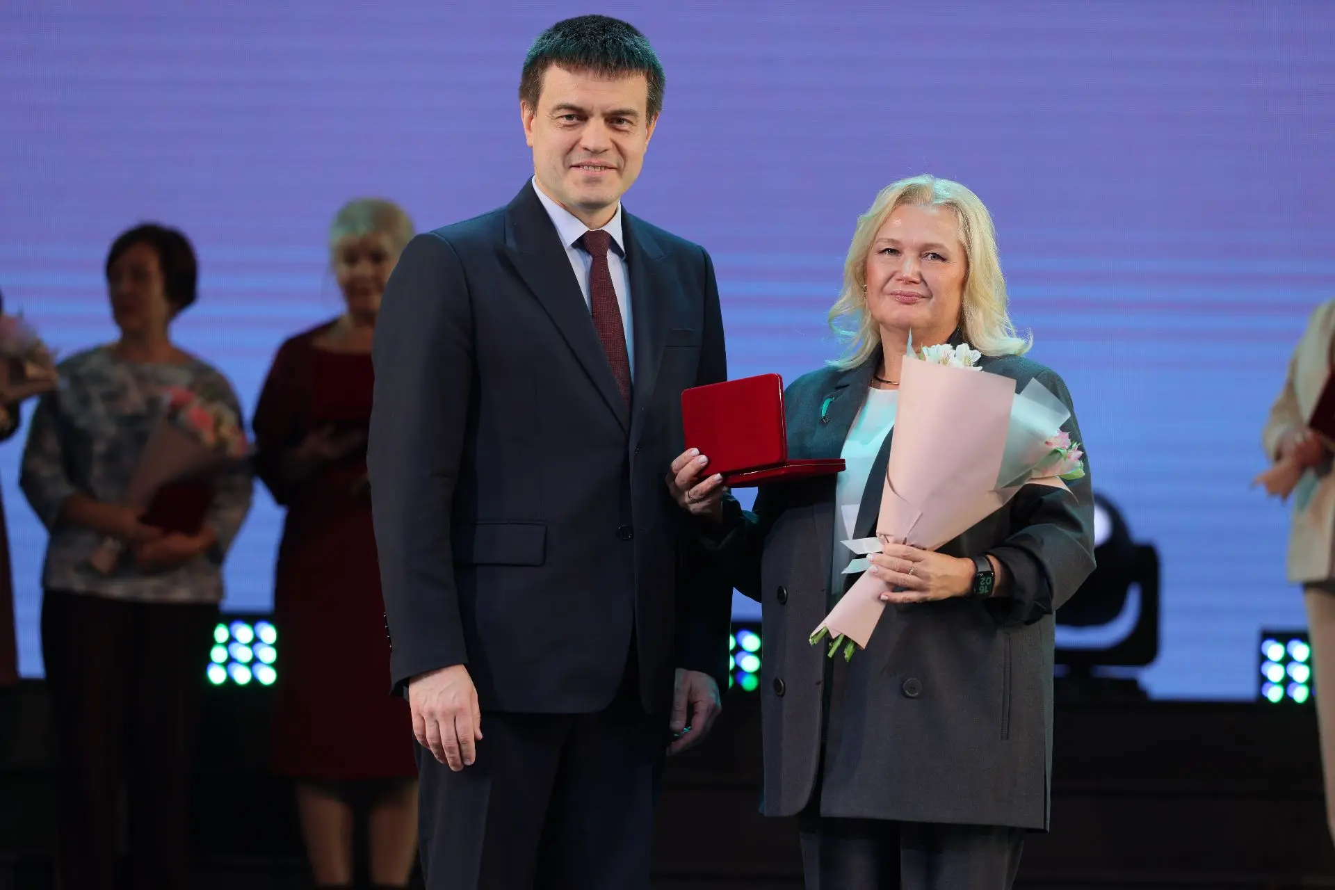 Михаил Котюков поздравил выдающихся учителей региона с профессиональным праздником🎉