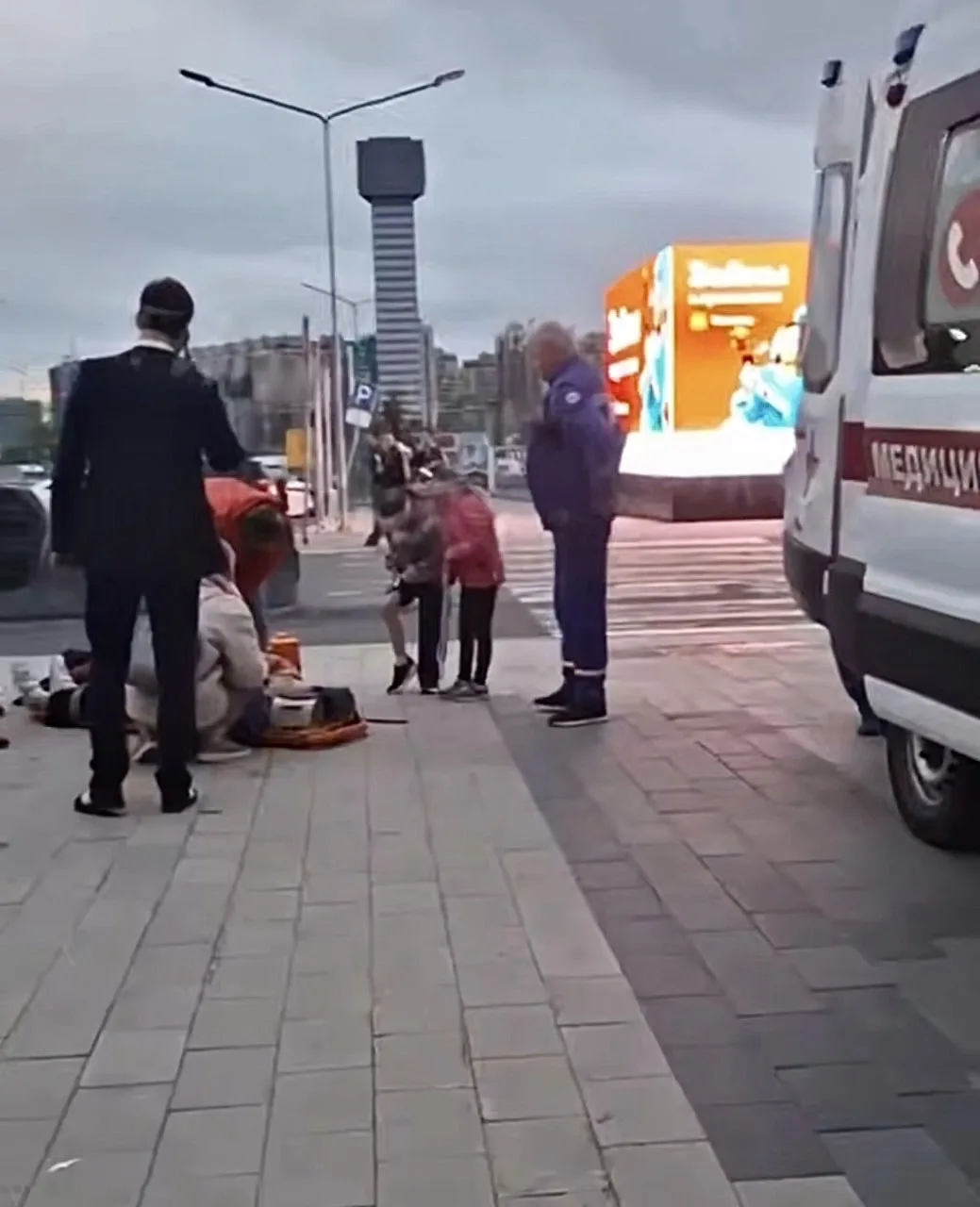 Возле ТЦ Мега обрушились качели с женщиной❗️  У главного входа в торговый центр "Мега Химки" наканун