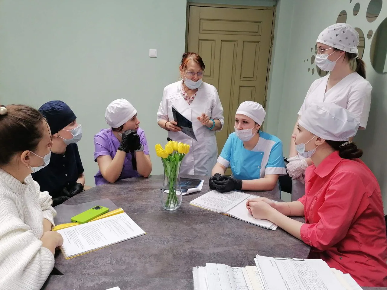 В Бийском доме престарелых студенты Бийского медицинского колледжа проходят практическу...