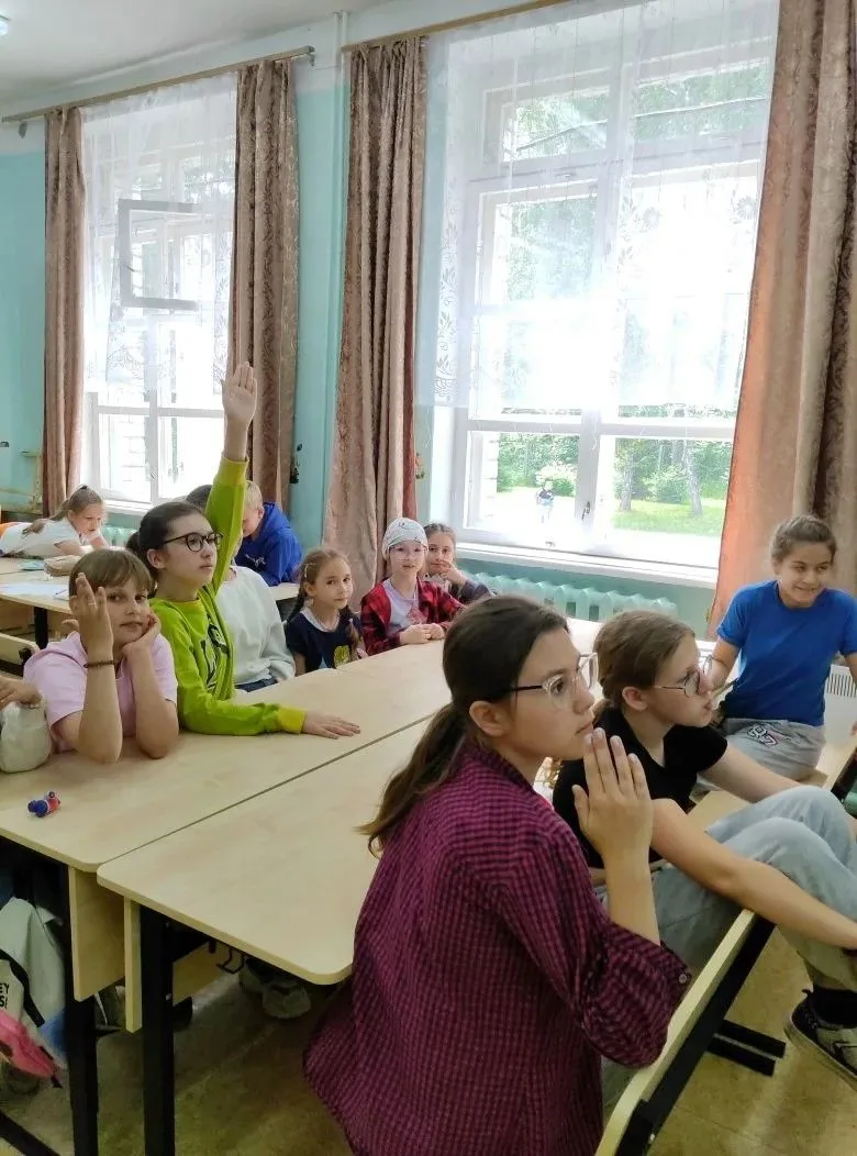 В лагере — полезный день! 🌟 Занятия «Потребности и желания» и «Форсайт‑сессия: постановка цели» пом