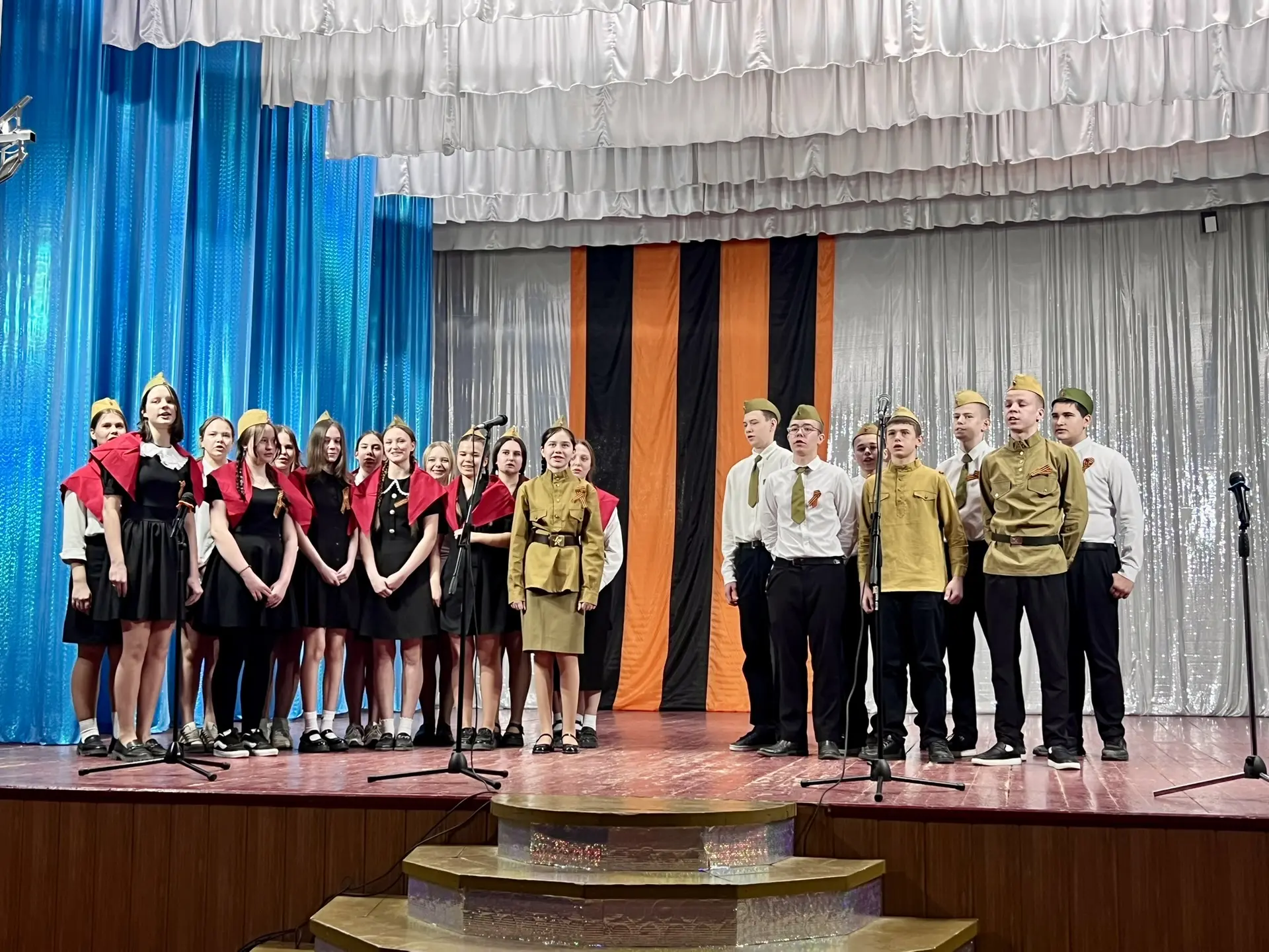 🇷🇺🕊️Ежегодный патриотический конкурс «Пою моё Отечество!» среди 7-8 классов.   💐Победителями конкурс