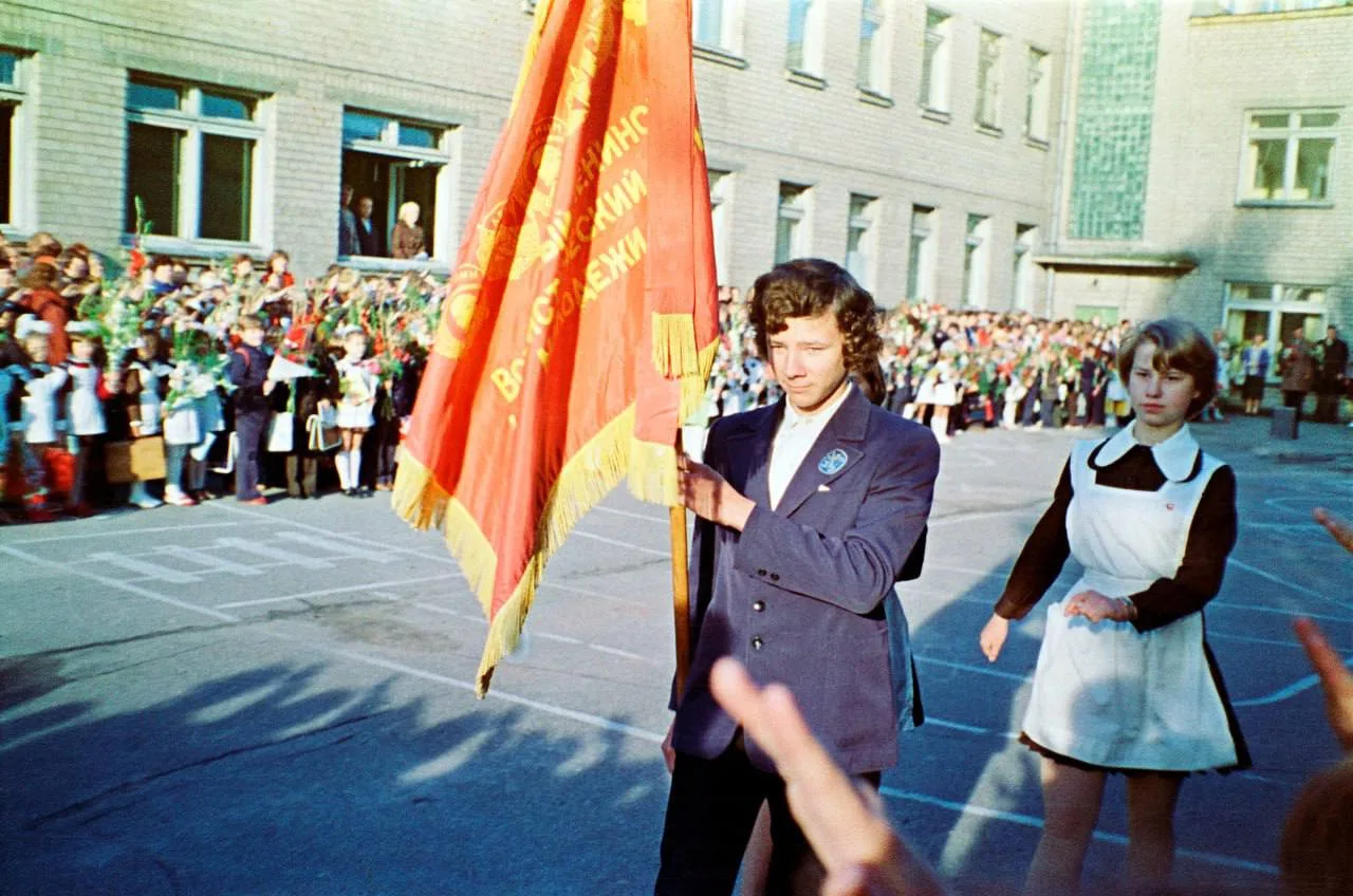 Линейка на 1 сентября в школе №49, 1978 год.