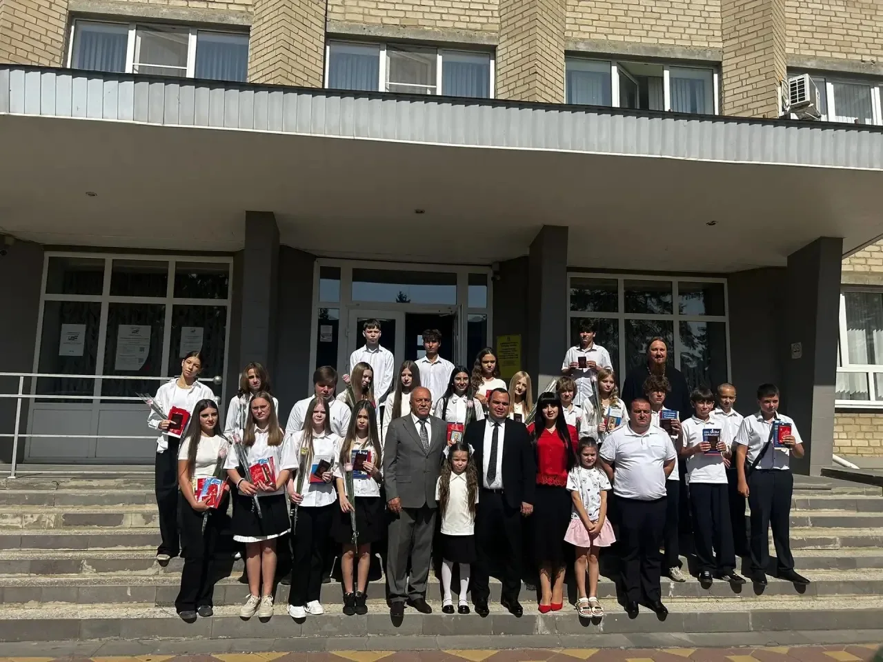🎉📜 В нашем городе состоялось торжественное мероприятие, на котором ученицы нашей школы: