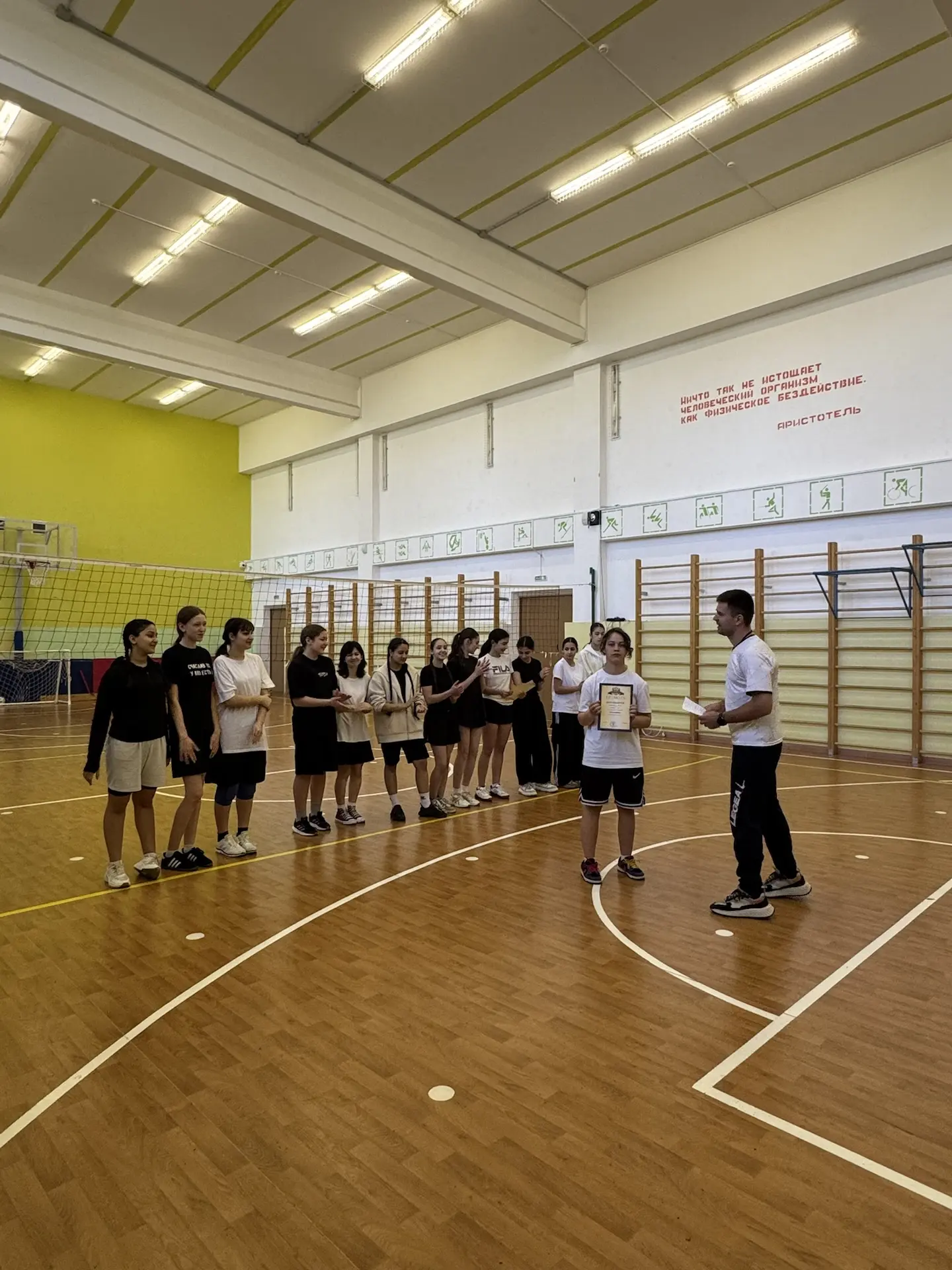 🏀 Сегодня состоялись соревнования по волейболу среди девочек 7‑х классов!  Юные спортсменки продемон