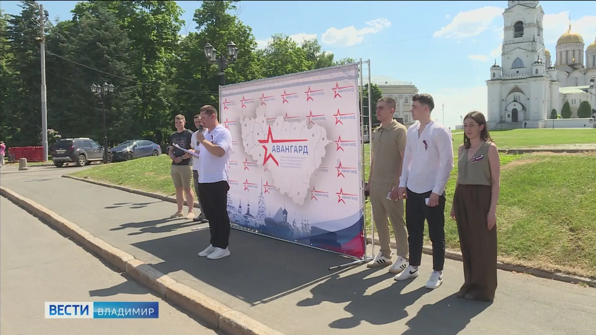 На Соборной площади Владимира прошла акция «Россия в моём сердце»