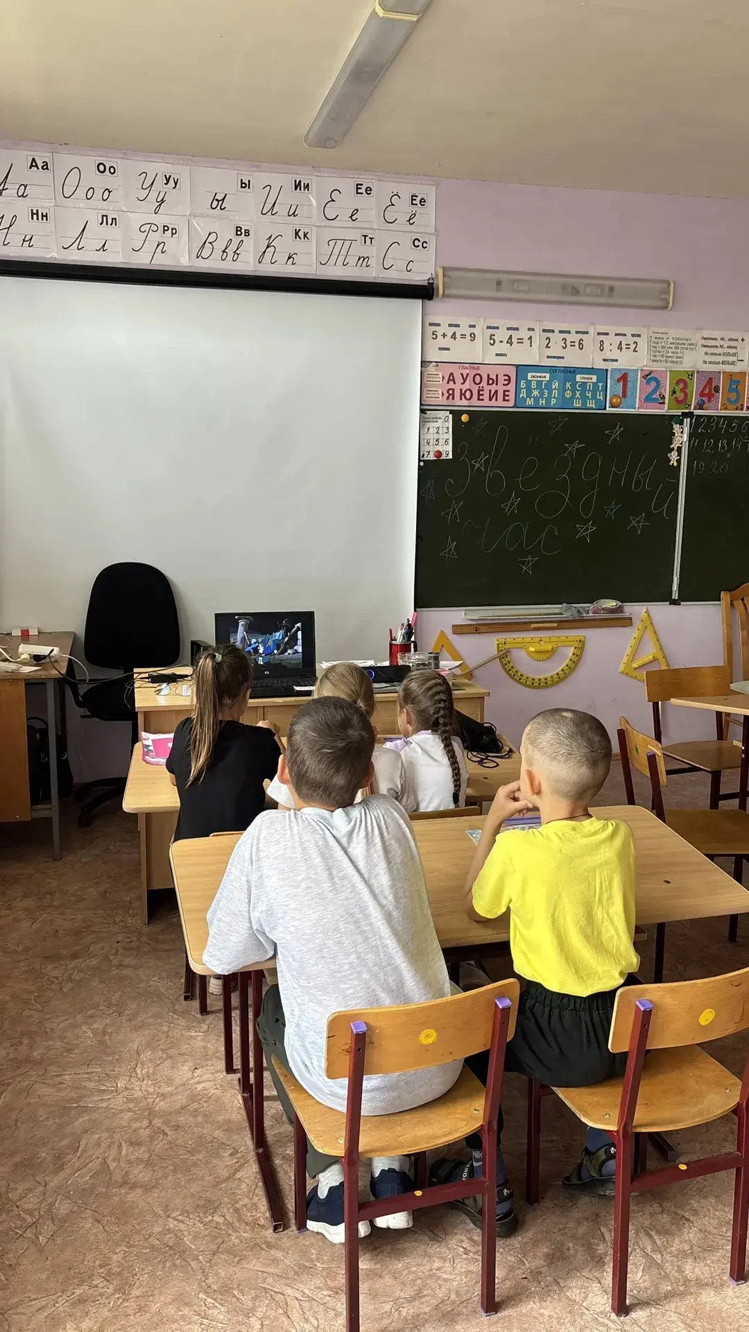 Тринадцатый день в летнем пришкольном лагере "День путешествия в Мультпландию"
На высоком берегу, 
Д