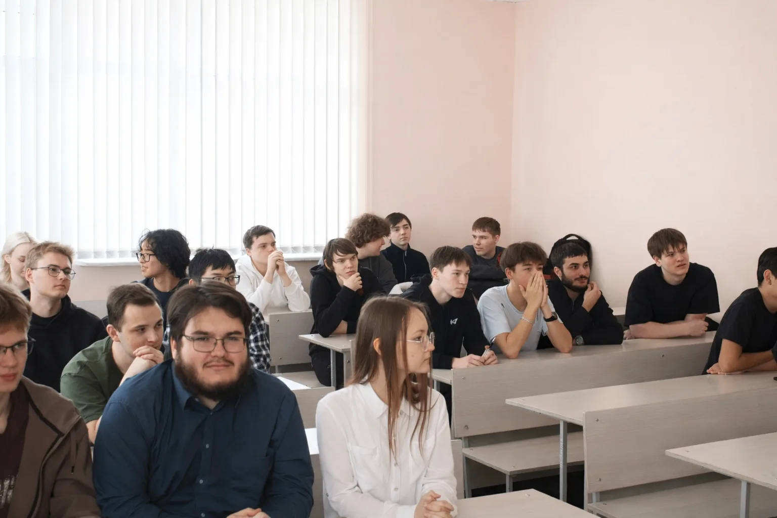 В СахИЖТ состоялся «Финансовый квиз» от ЦБ РФ по Сахалинской области   13 марта 2026 года со студент