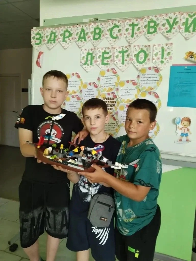 Сегодня в нашем лагере прошел необычный и увлекательный день — День изобретений! 

Ребята превратили