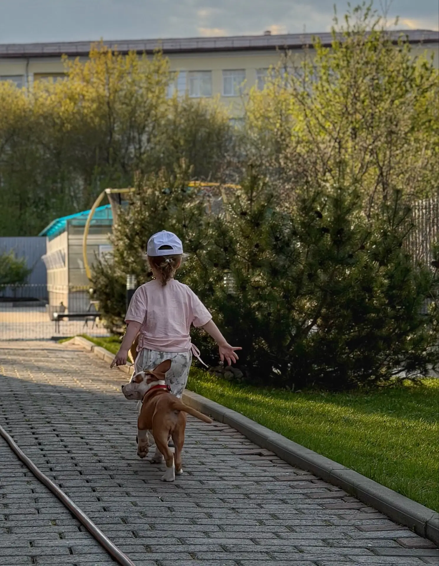 У малыша случилась первая прогулка❤️такие пупсы, одно детство на двоих🤞🏻
