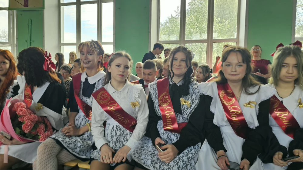 🔔 Вот и прозвенел последний звонок для наших дорогих выпускников 9-х классов! 🎓✨

Сегодня особенны