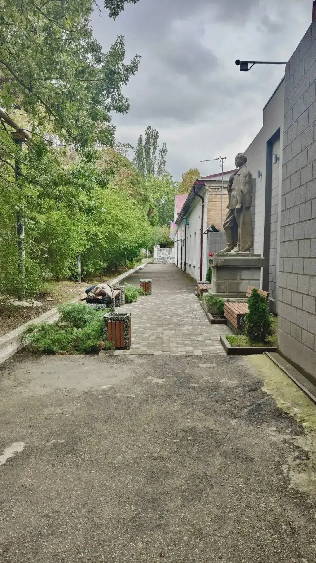📸 У памятника Дзержинскому мужчина поспал на лавочке