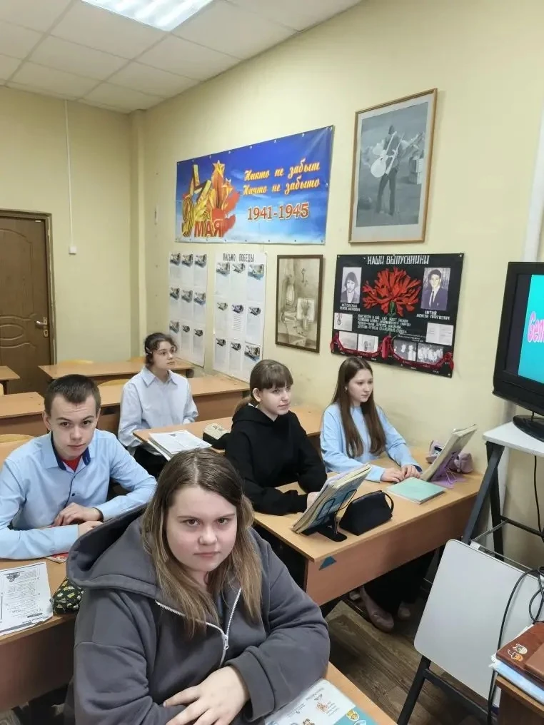 Ученики 8в класса проверили свои знания английского языка, принимая участие в викторине.