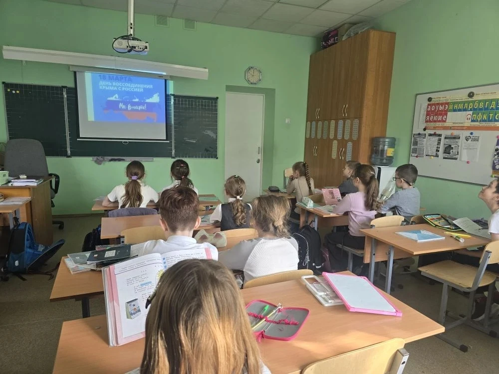 🇷🇺 КРЫМСКАЯ ВЕСНА: МЫ ВМЕСТЕ! 🤝✨  Сегодня, 18 марта, в МАОУ «Гимназия №34» прошли тематические класс