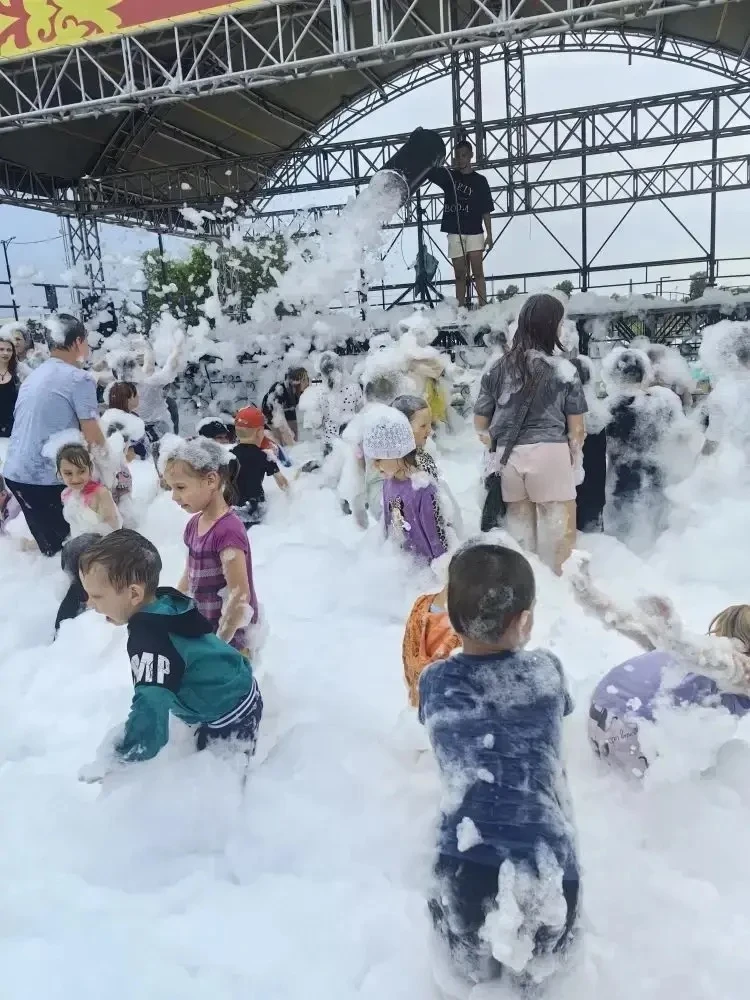 ПЕННАЯ ВЕЧЕРИНКА

В городском парке состоялась пенная дискотека для юных жителей. Несмотря на пасмур