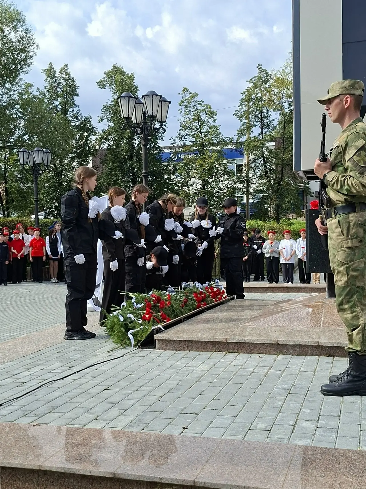 Сложно сдержать слезы, вспоминая три дня кошмара в бесланской школе №1.