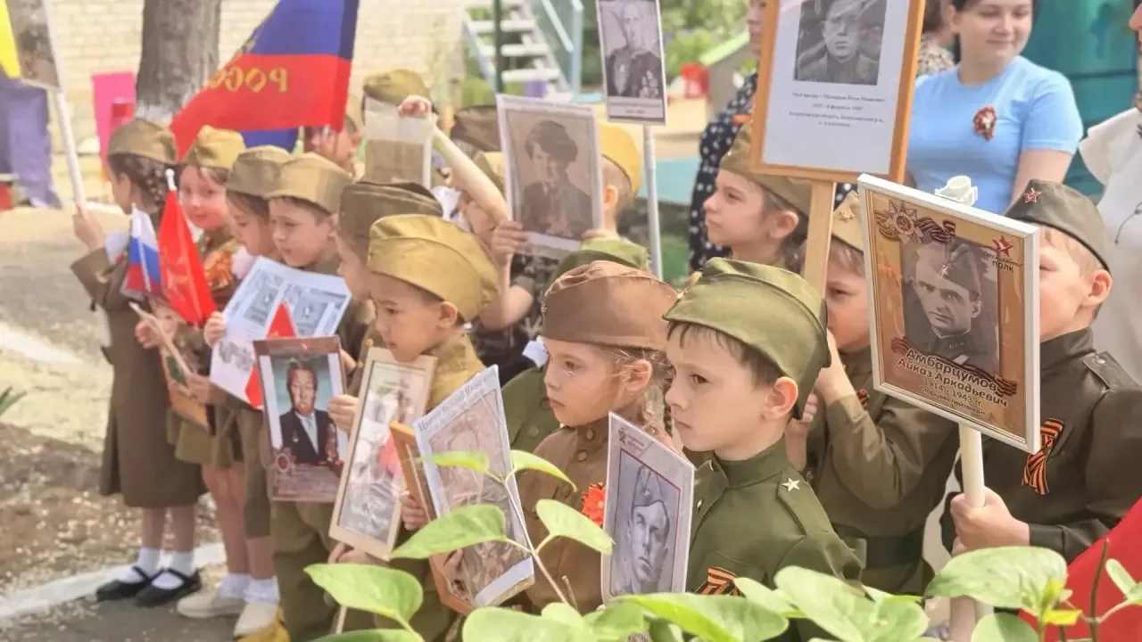 🌟 Сегодня на территории нашего детского сада прошла трогательная акция «Бессмертный полк» — в памят