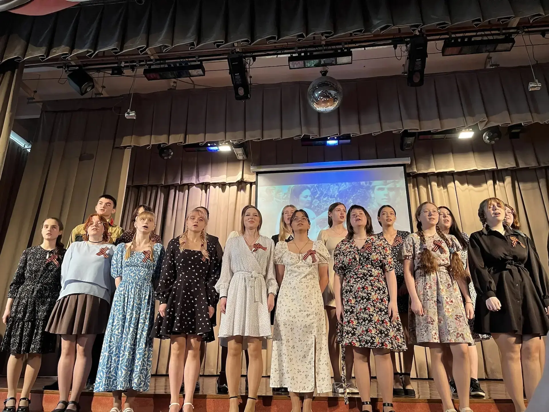 «ЛЮБОВЬ И ВОЙНА» — НЕЛЬЗЯ ЗАБЫТЬ 🎭🕊️  Сегодня в нашей школе прошла музыкально-литературная композици