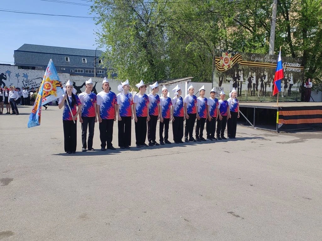 В преддверии Дня Победы учащиеся нашей школы  (отряд "Платовцы") с гордостью и достоинством приняли 