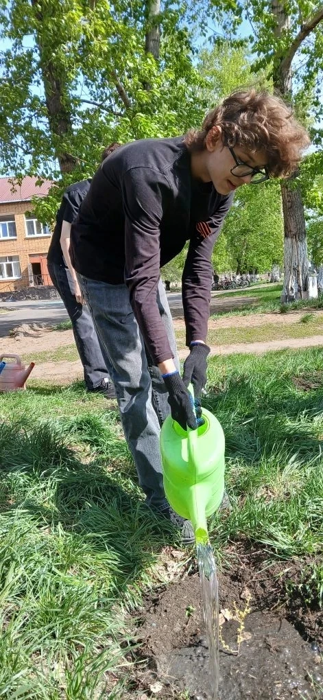 Активисты Движения Первых МБОУ СОШ 15 с гордостью приняли участие в акции "Сад Памяти". По всей Росс