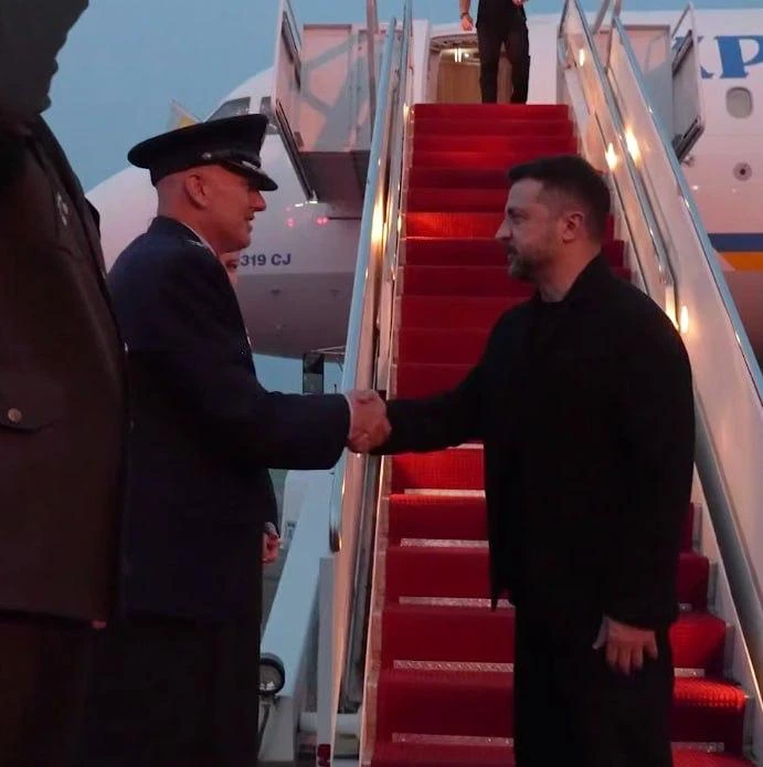 Zelensky è arrivato negli Stati Uniti. Come da tradizione, nessuno dei rappresentanti americani lo h