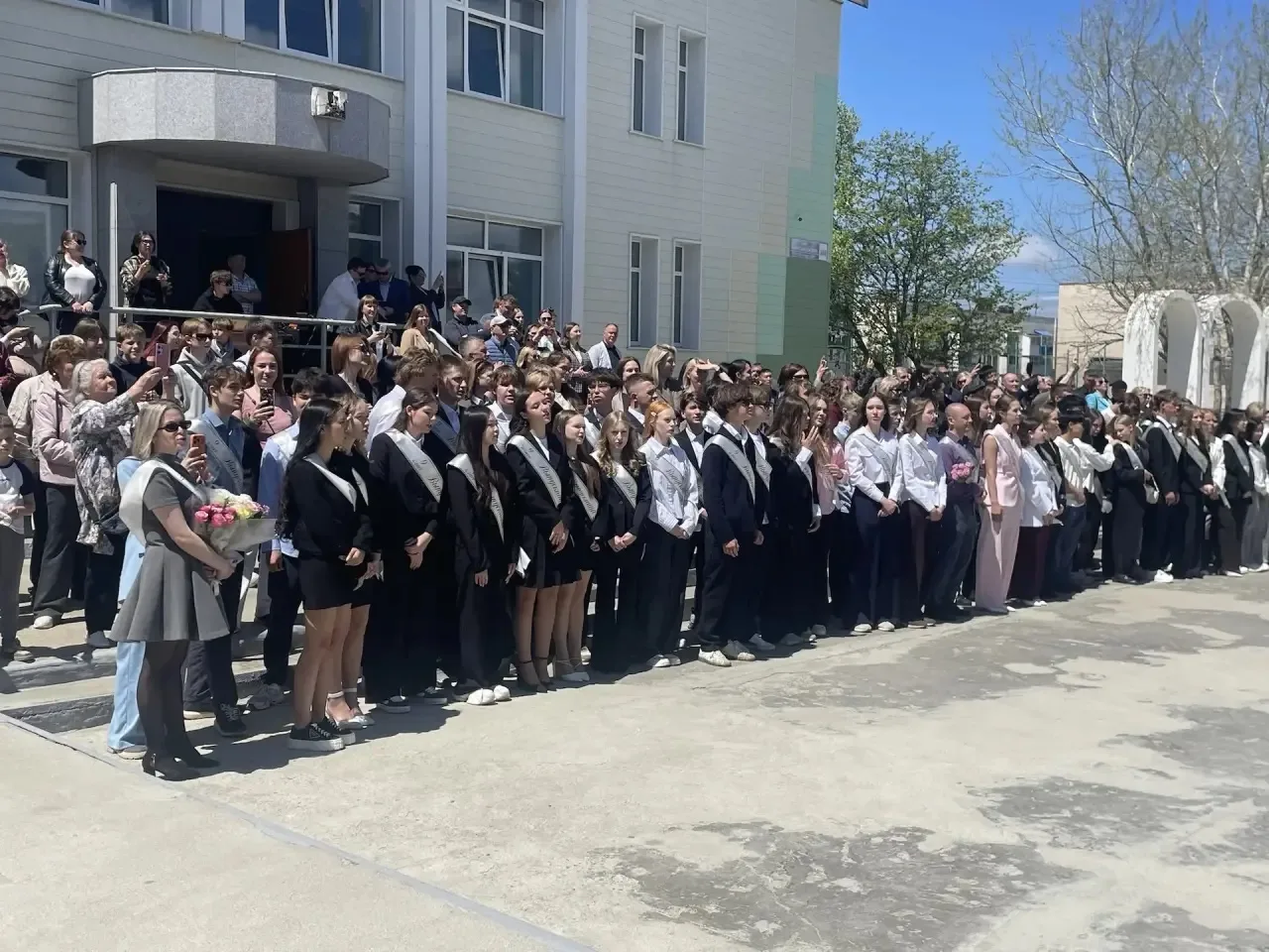💐Трогательный праздник юности: торжественная линейка прошла для девятиклассников МАОУ СОШ №6 г.   Юж