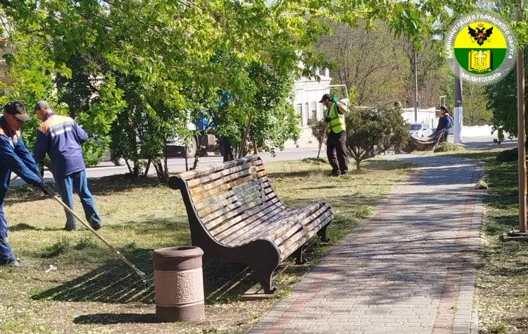 В Мелитополе привели в порядок сквер на улице Кирова  Сотрудники МКУ «Благоустройство» собрали скоше