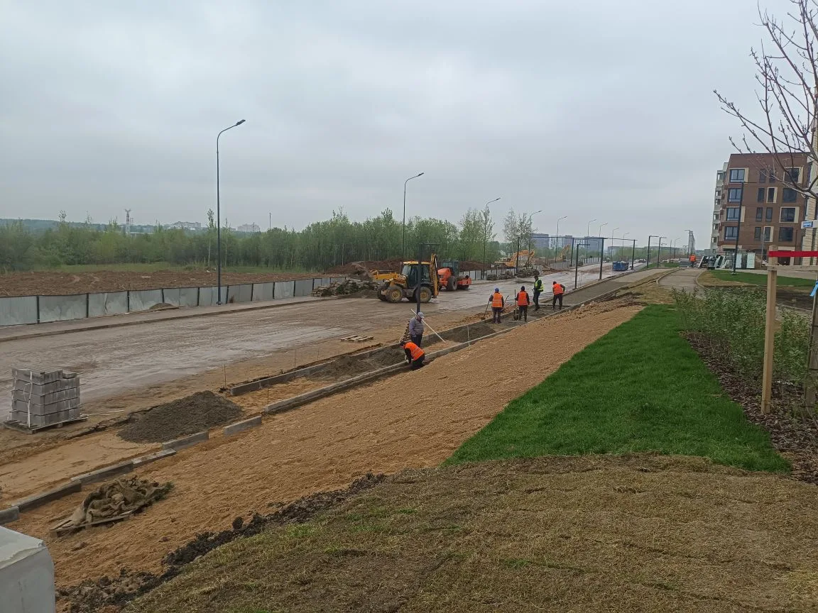 Делают тротуар-спуск к МЦД
