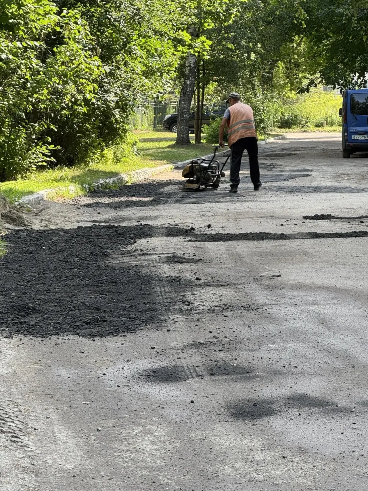 🚜 Продолжаем приводить в порядок дворовые проезды.