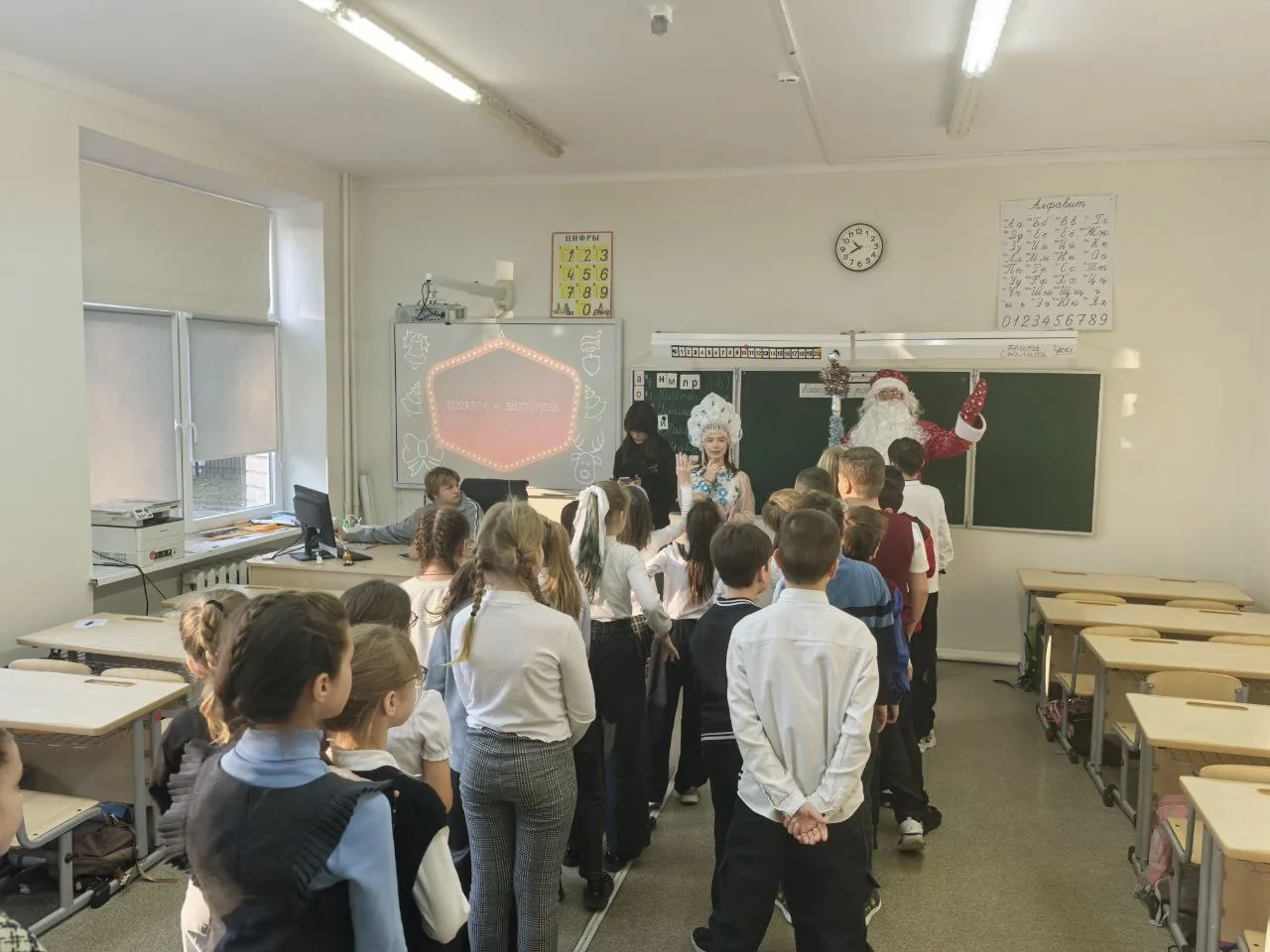 🎄✨ В преддверии Нового Года активисты нашей школы организовали чудесные поздравления для каждого кла