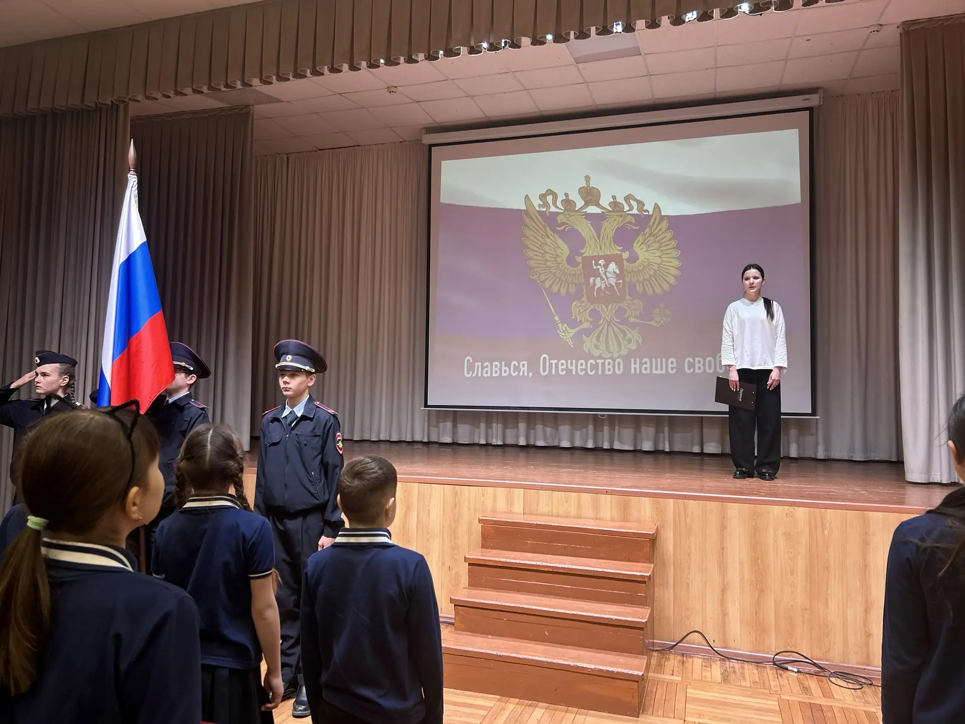 ✅  2 марта - начало новой учебной недели. Линейка началась торжественным построением классов и испол