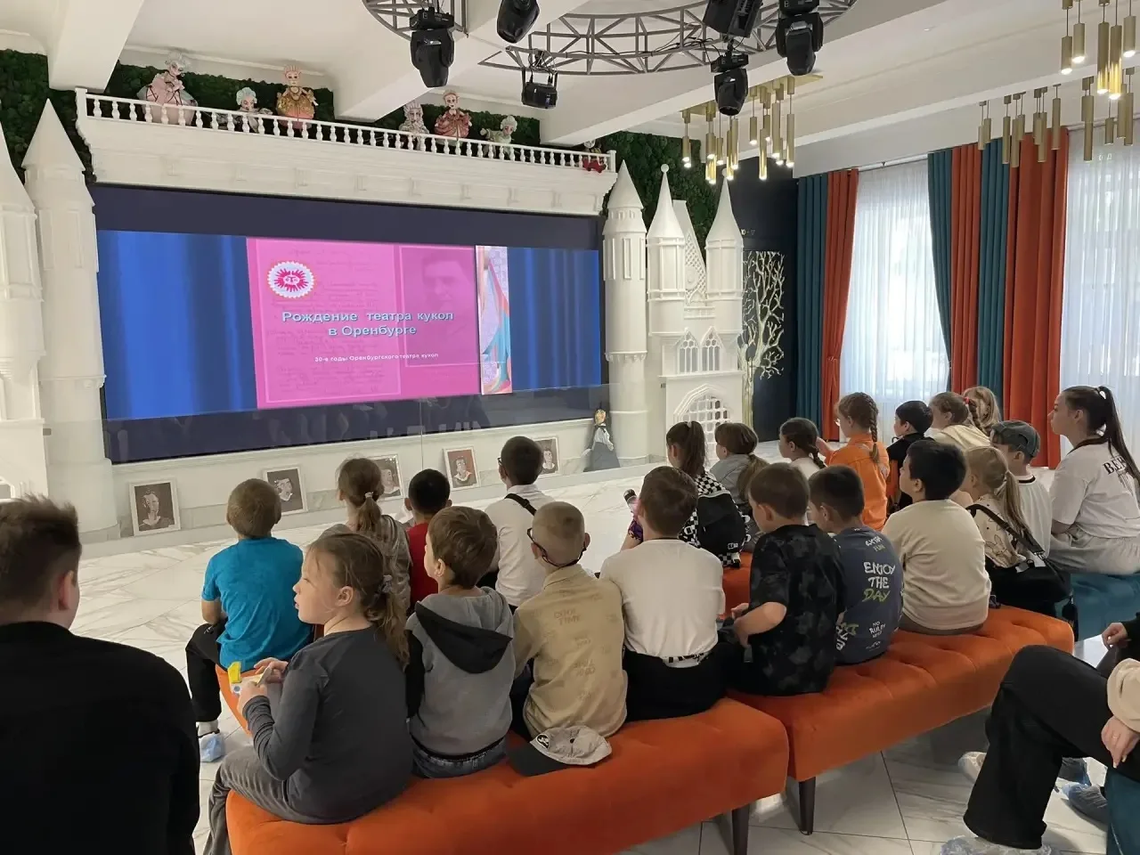 Сегодня — день открытий! ✨

Мы, лагерь «Солнышко», отправились за кулисы кукольного театра! Нам неве