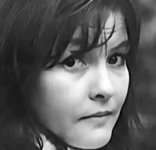 10 апреля 1937 года родилась российская поэтесса Белла Ахатовна Ахмадулина.  Она цеплялась за любовь