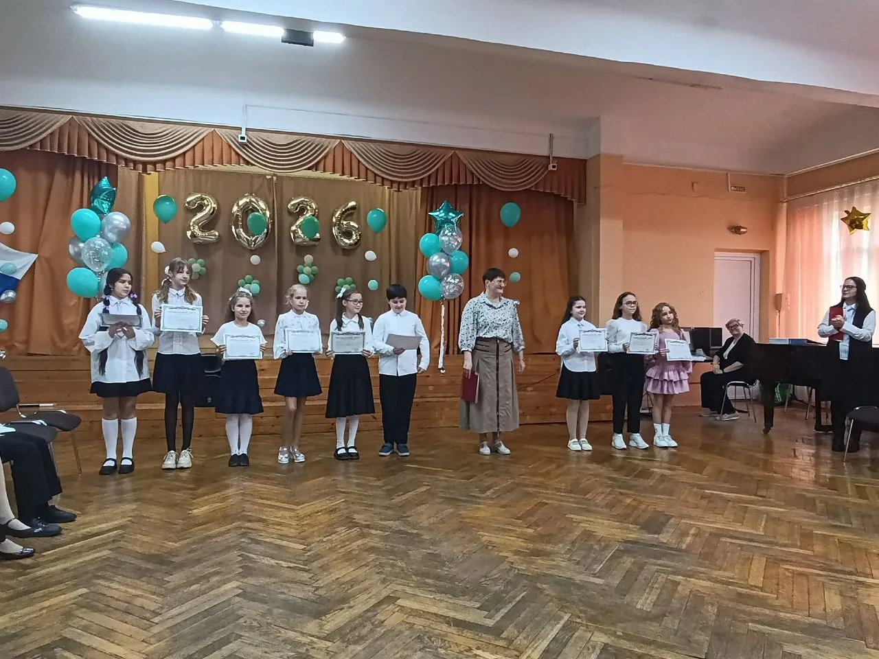 В школе прошёл выпускной в 4-х классах. Это праздник прощания с начальной школой, котор...