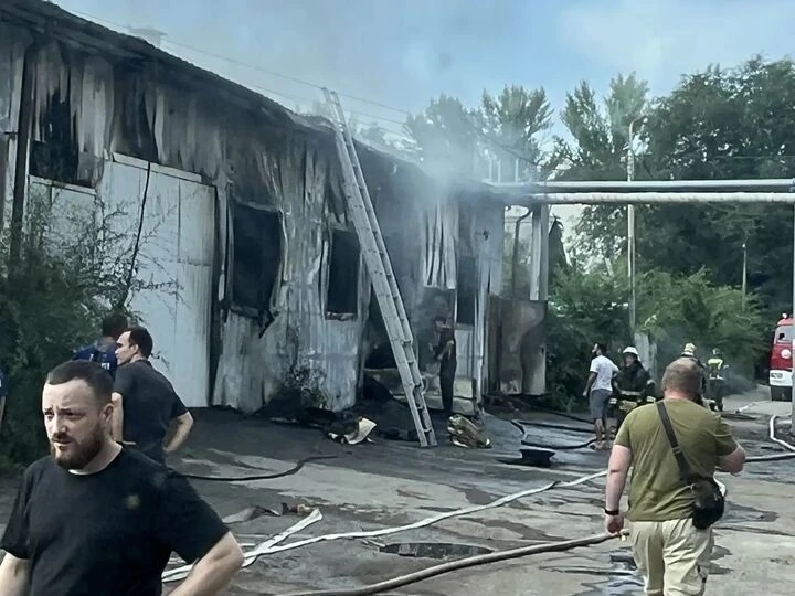 Сегодня в Саратове случился крупный пожар на улице 2-й Садовой, 103/107Б.

По информации ведомства, 