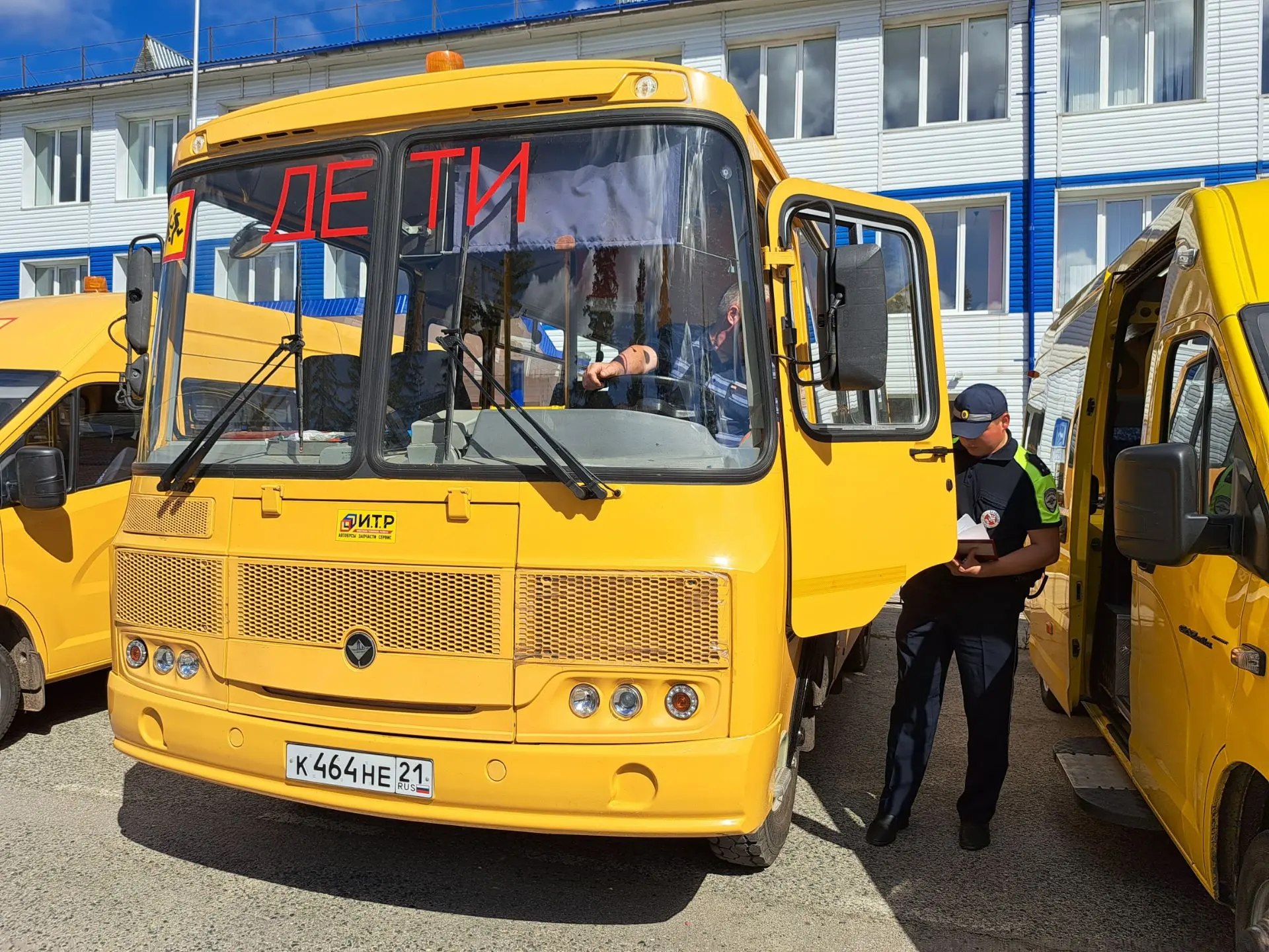 Сегодня Госавтоинспекция района вместе с  прокуратурой  провели  приемку школьных автоб...