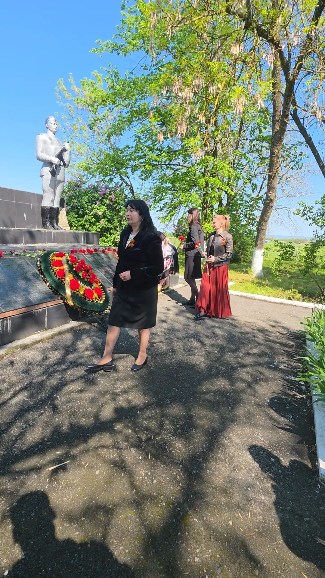 9 Мая жители села собрались у памятника погибшим односельчанам, чтобы почтить память те...