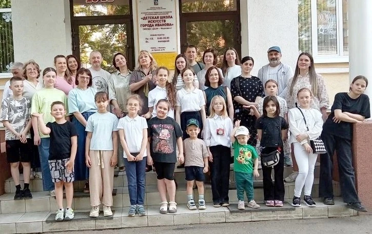 Первыми и самым благодарными посетителями итоговой выставки работ учащихся художественн...