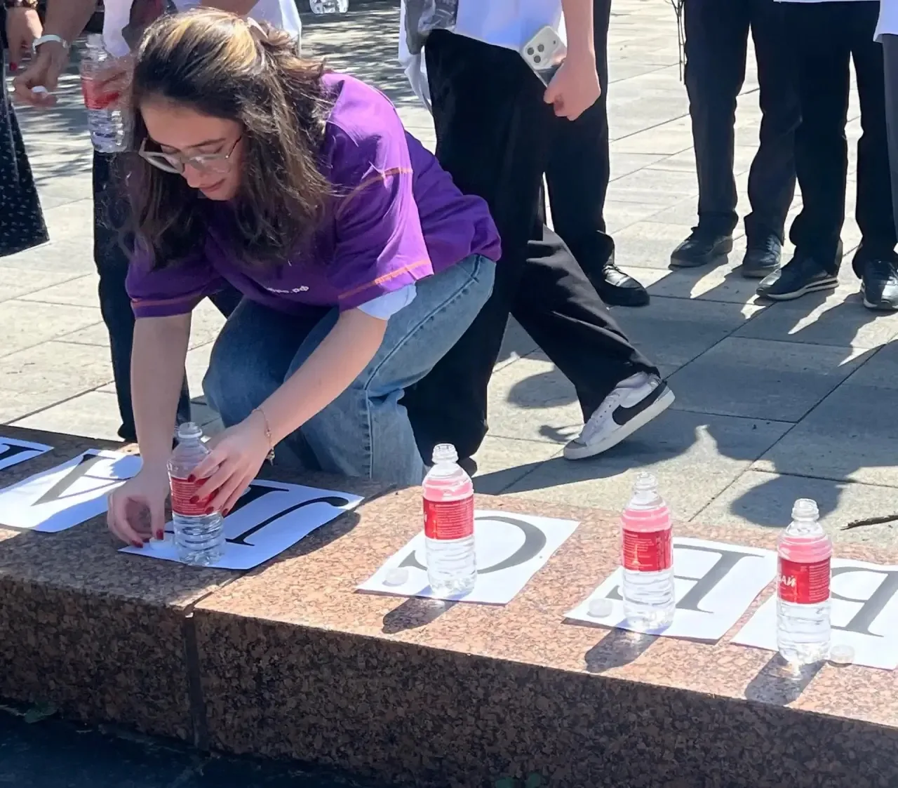 3 сентября, в День солидарности в борьбе с терроризмом, волонтеры гимназии №9 города Че...