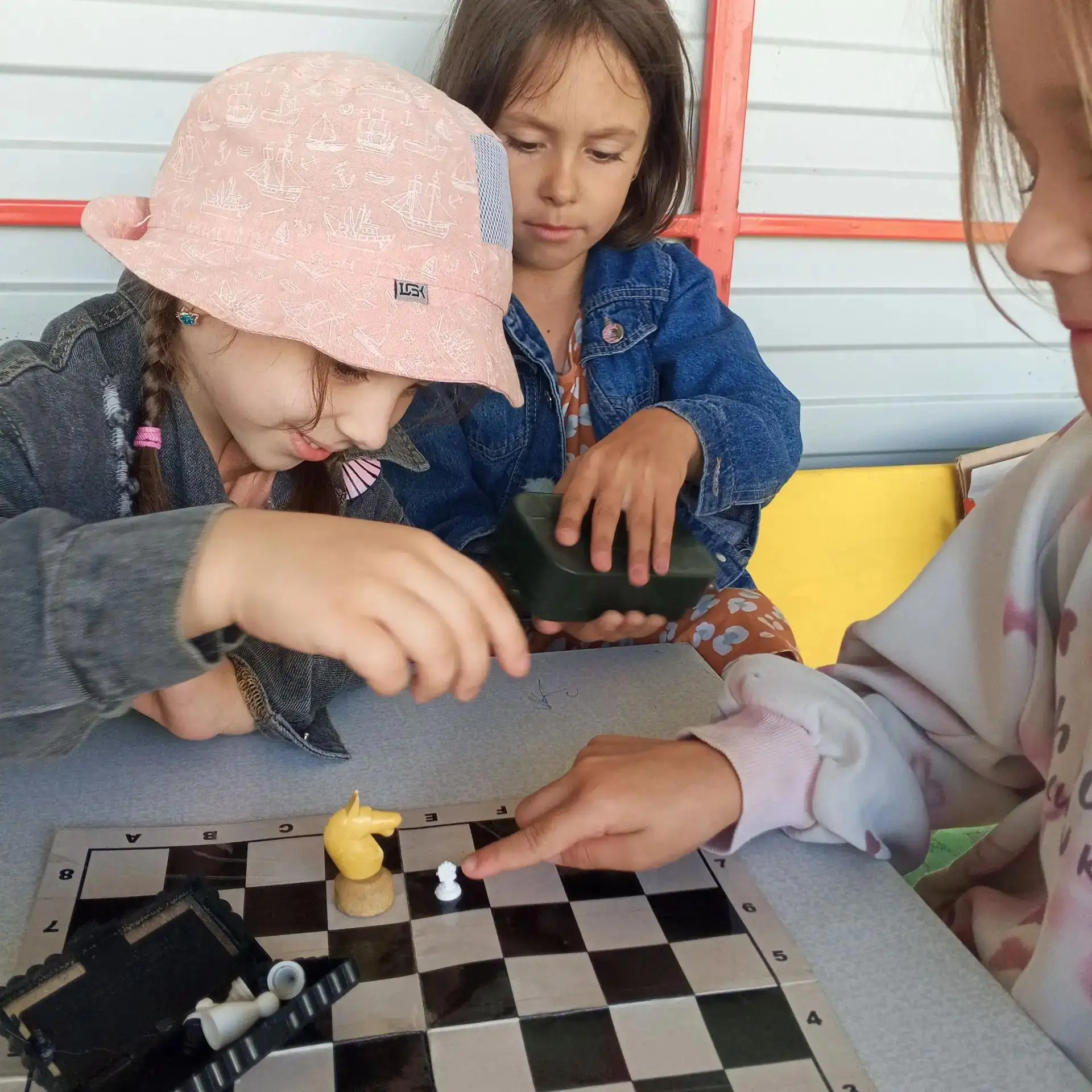 🎉 Волшебный мир шахмат и шашек открылся для наших ребят! 🎉

🎮♟️ Сначала ребята с любопытством рас