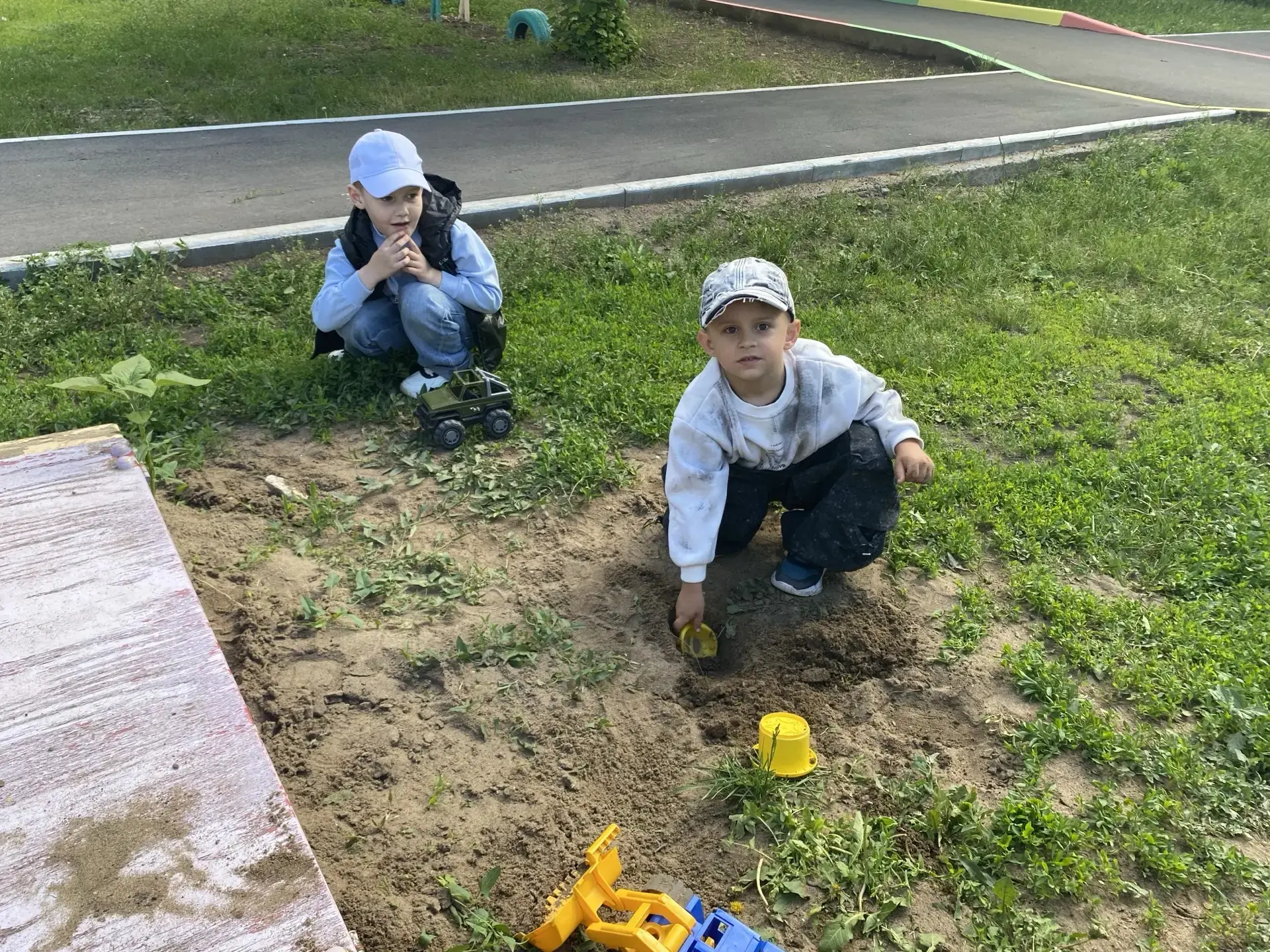 Ребята группы "Золотая рыбка" весело и с пользой проводят время на прогулке.🐠