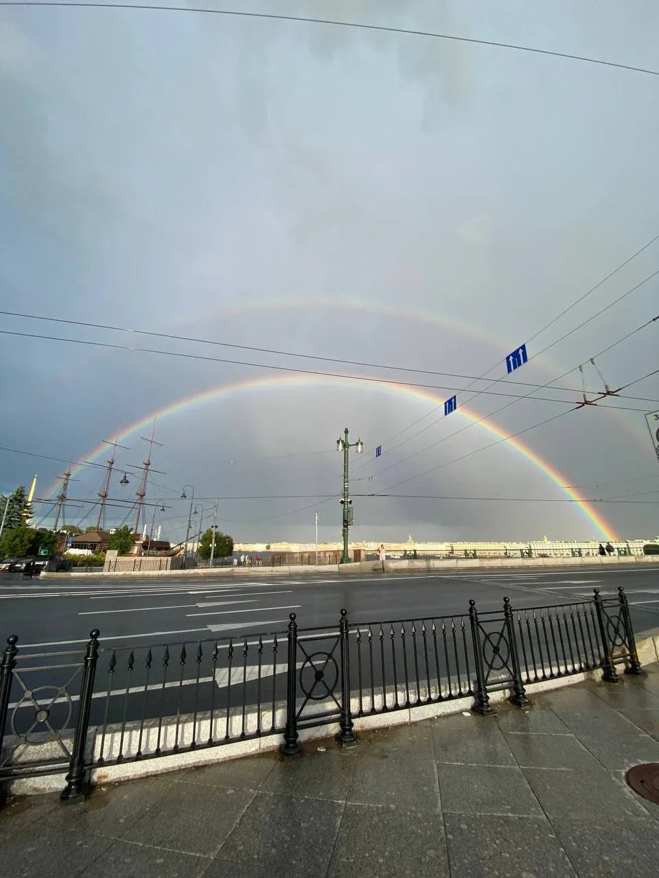 🤩 Двойная радуга появилась после ливня в Петербурге.