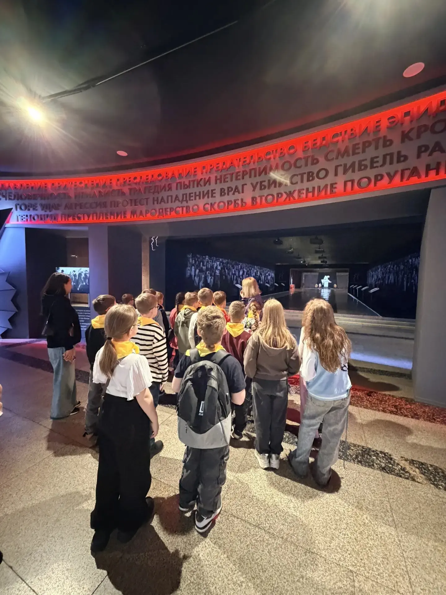 🎒 Ученики 3 «А» и 3 «Д» классов побывали на экскурсии «Подвиг народа» в Музее Победы. В интерактивно