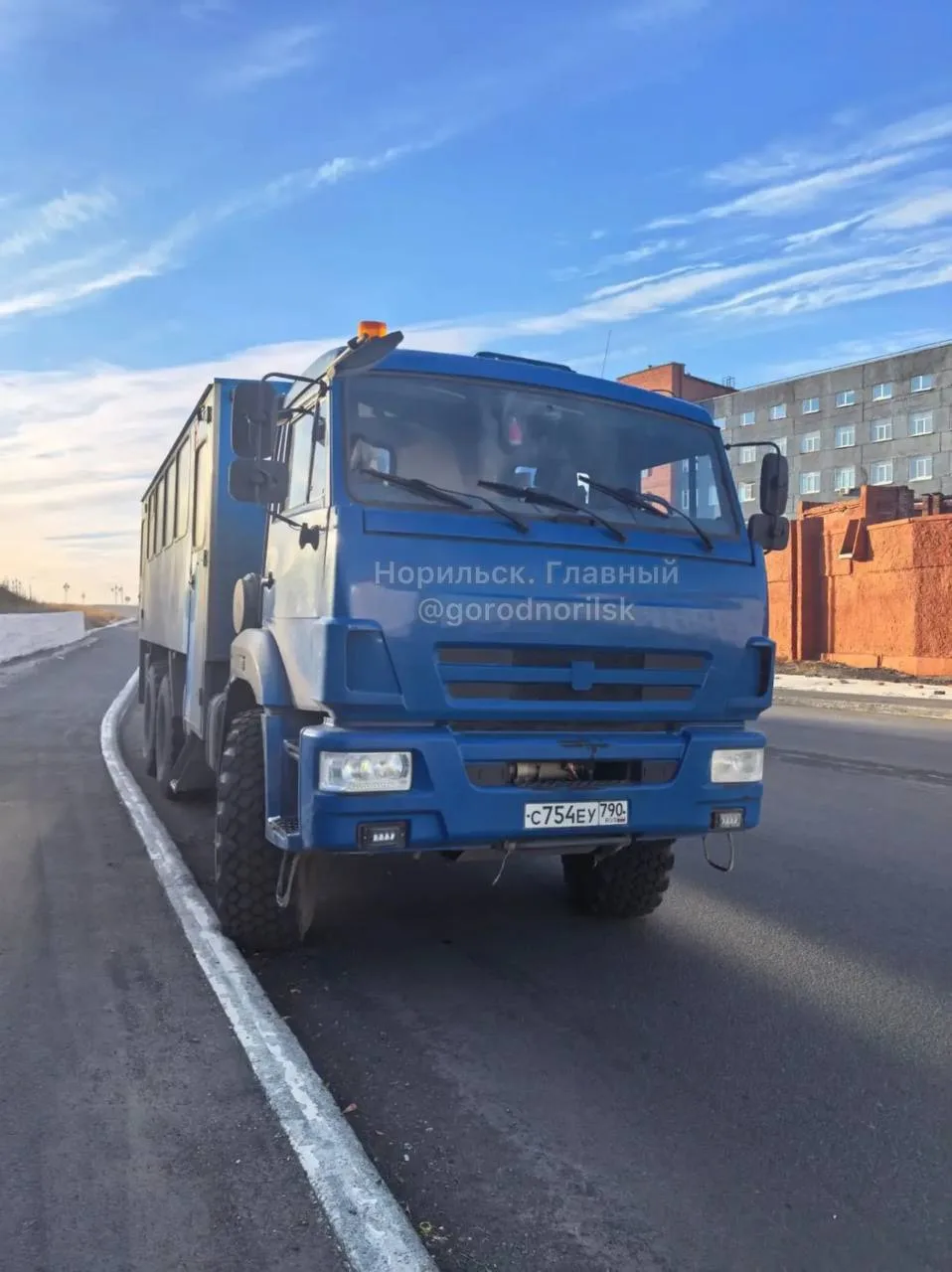 «На постоянной основе водитель устроил себе стоянку на перекрёстке ул. Урванцева — Комс...