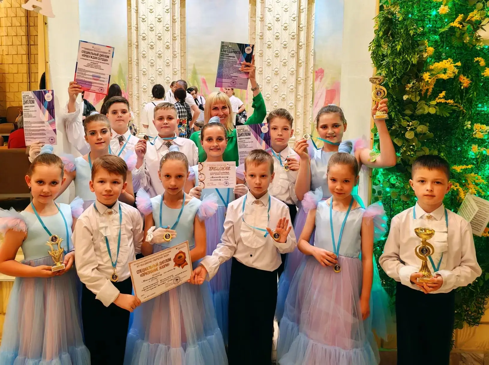 23 мая танцевальный коллектив "Гармония", совместно с коллективом " Огни" выступили на ...