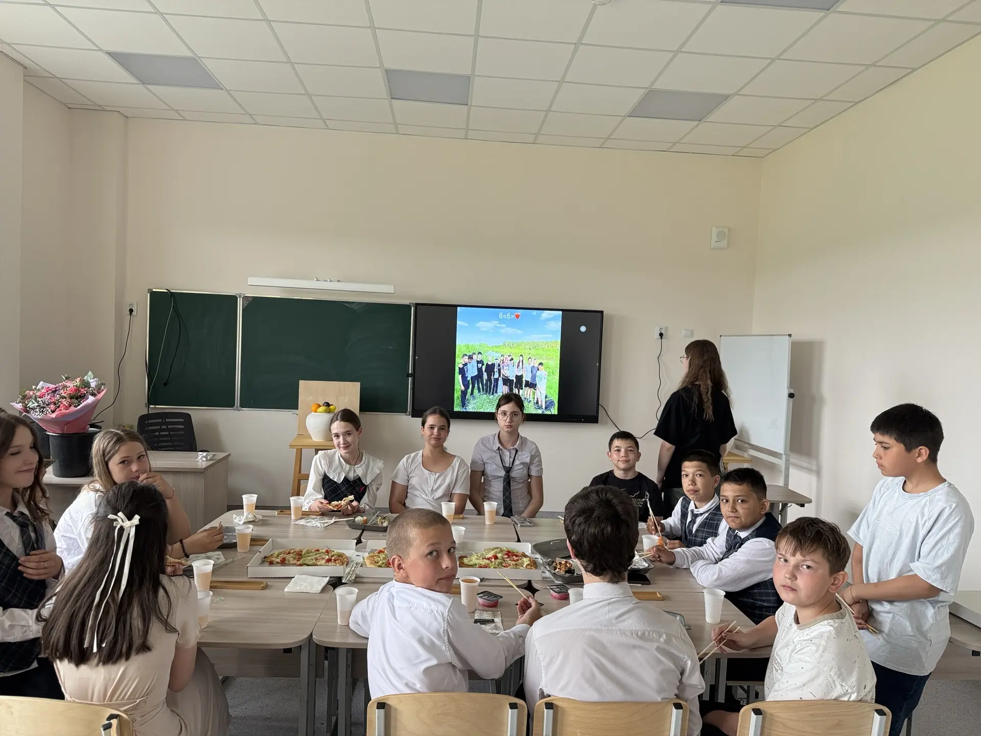 ✨ Последний день учёбы для 6 «Б» прошёл в тёплой атмосфере: чай, разговоры по душам, маленькие подар